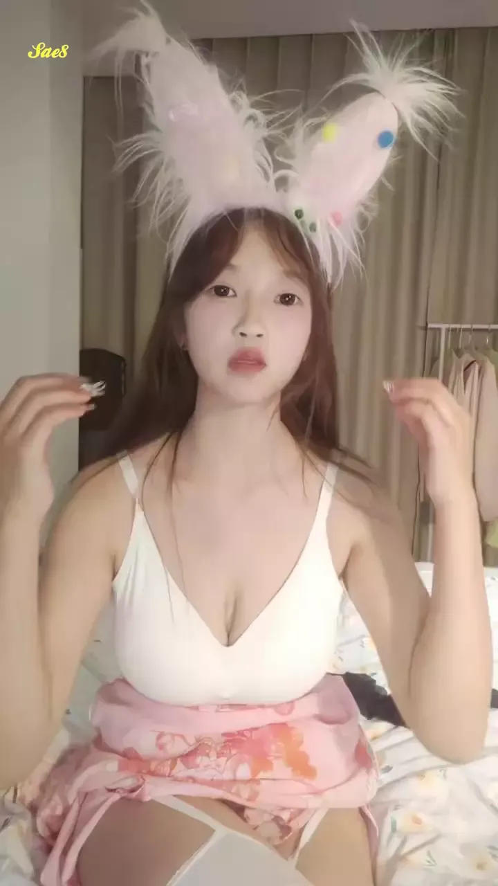 童颜巨乳柔软酥胸极品反差学生妹高清视频秀